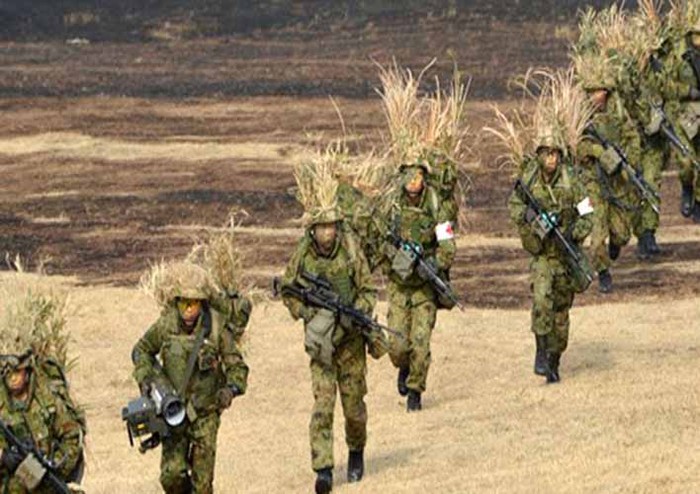 Chính phủ Nhật Bản hôm qua (25/1) quyết định soạn thảo chương trình quốc phòng mới nhằm nâng cao khả năng ứng phó trước tình hình an ninh phức tạp trong khu vực, ứng phó với sự mở rộng quân sự của Trung Quốc, cũng như chương trình hạt nhân và tên lửa của Triều Tiên. Theo kế hoạch mới, Lực lượng Phòng vệ Nhật Bản sẽ được bổ sung cả về trang thiết bị và nhân lực. Ảnh Lực lượng Phòng vệ Nhật Bản trong cuộc tập trận hồi giữa tháng 1.